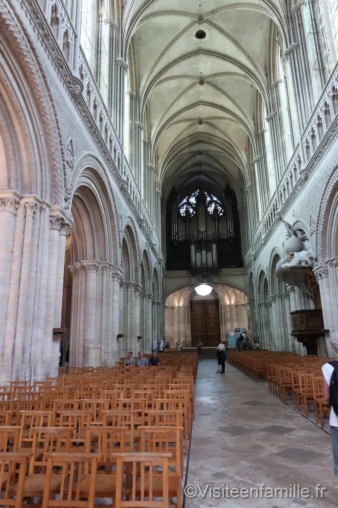 Arrière de la Cathédrale de bayeux  avec son orgue au fond