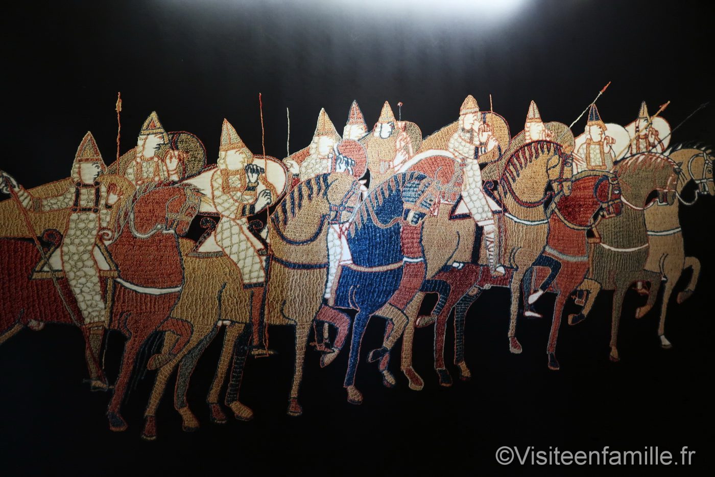 Tapisserie Murale Ancienne Style Bayeux - Cavalier Normand, 60x60cm, Couleur Rouge