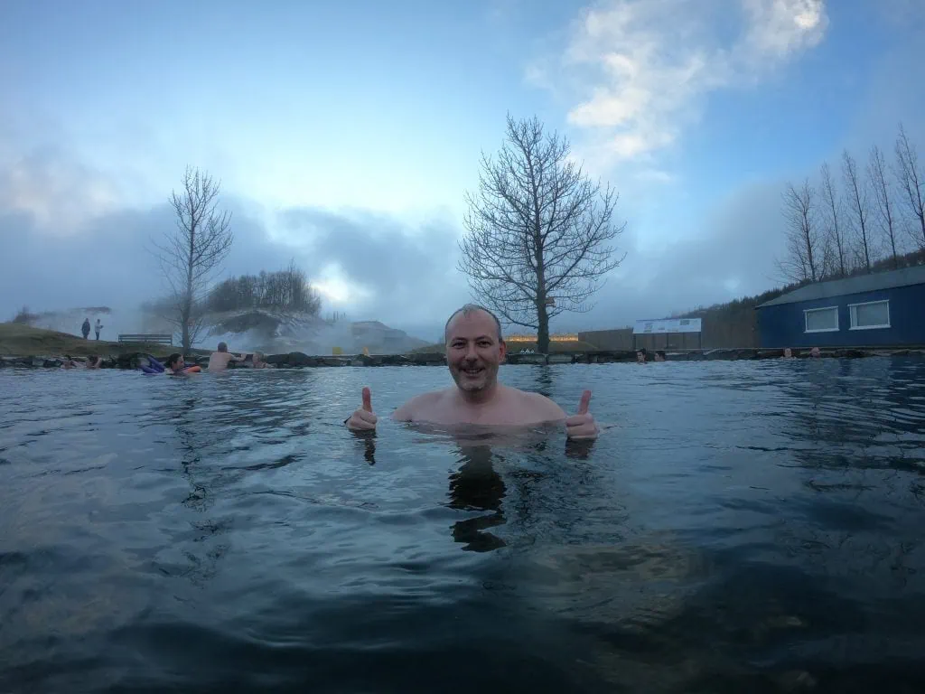 Dans l'eau du secret lagoon