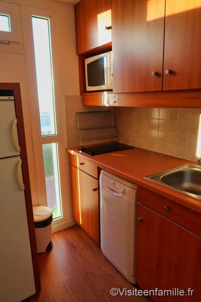 La cuisine de l'appartement du club Belambra Omaha beach