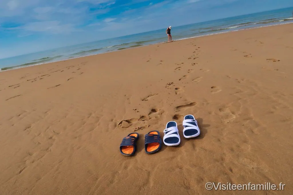 les chaussures sur la plage avant de se baigner à Omaha beach