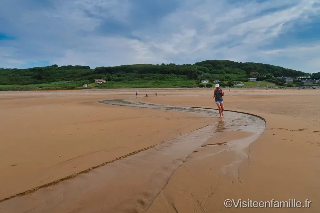 Ma fille joue sur la plage Omaha beach