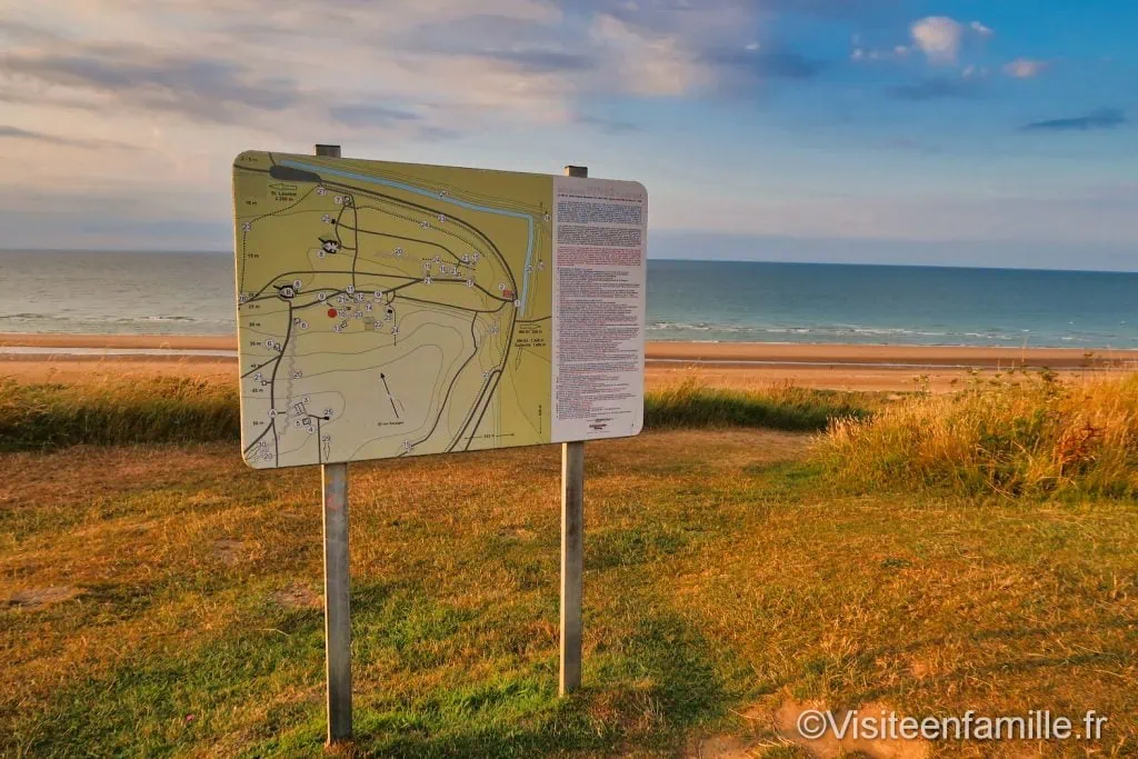 Panneau avec les détails de la guerre à Omaha beach