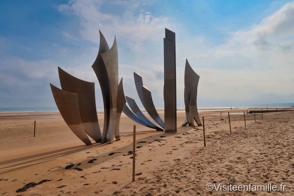 Sculpture les braves plage d'Omaha beach vu de côté