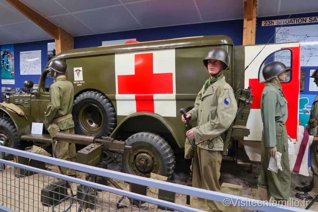 musée mémorial Omaha beach avec camion croix rouge