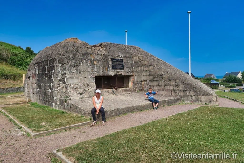 les enfants devant le bunker le Ruquet Nomandie
