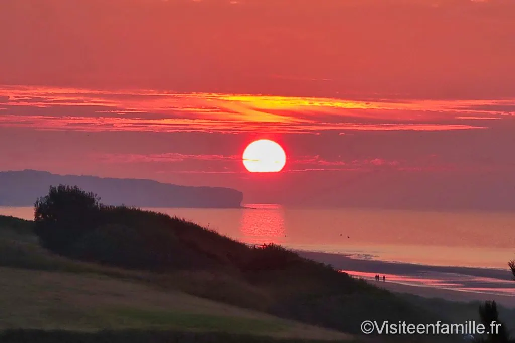 coucher de soleil rouge sur Omaha beach