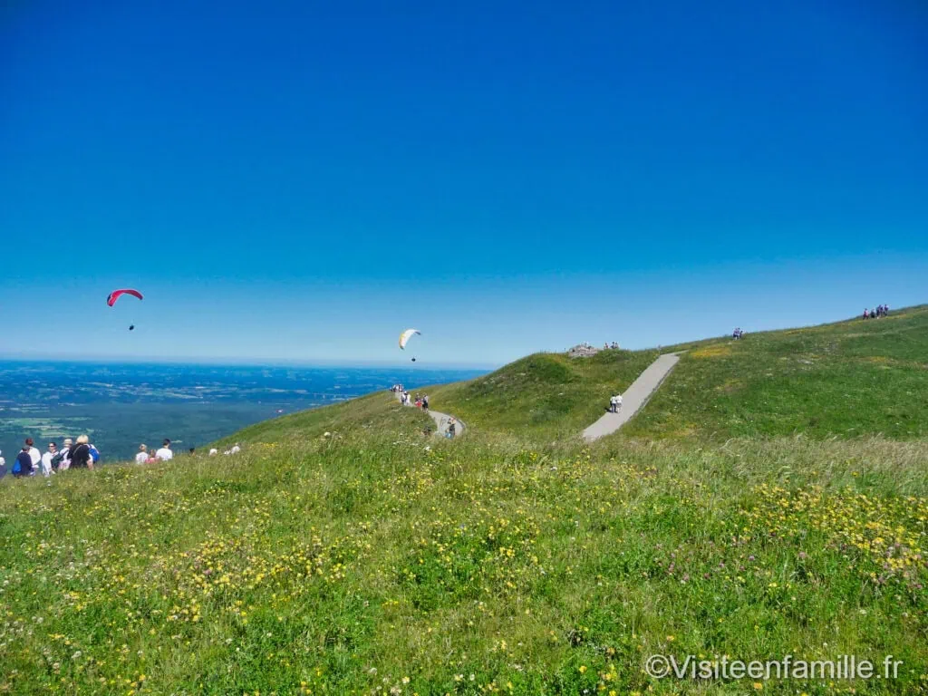 Des  parapentes au Puy de Dôme