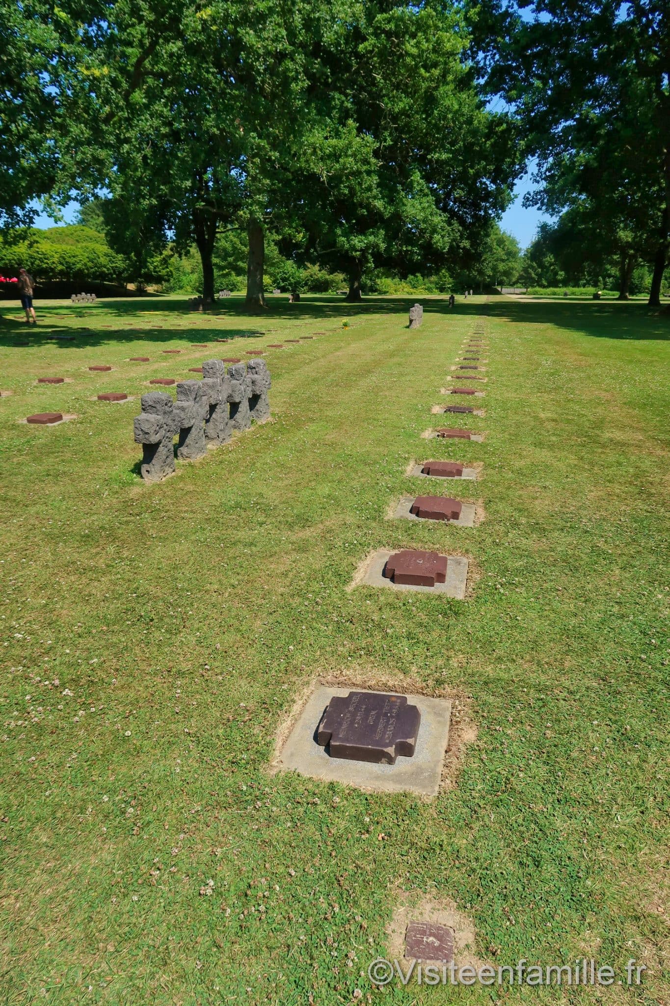 Cimetière militaire allemand de La Cambe Visite en famille