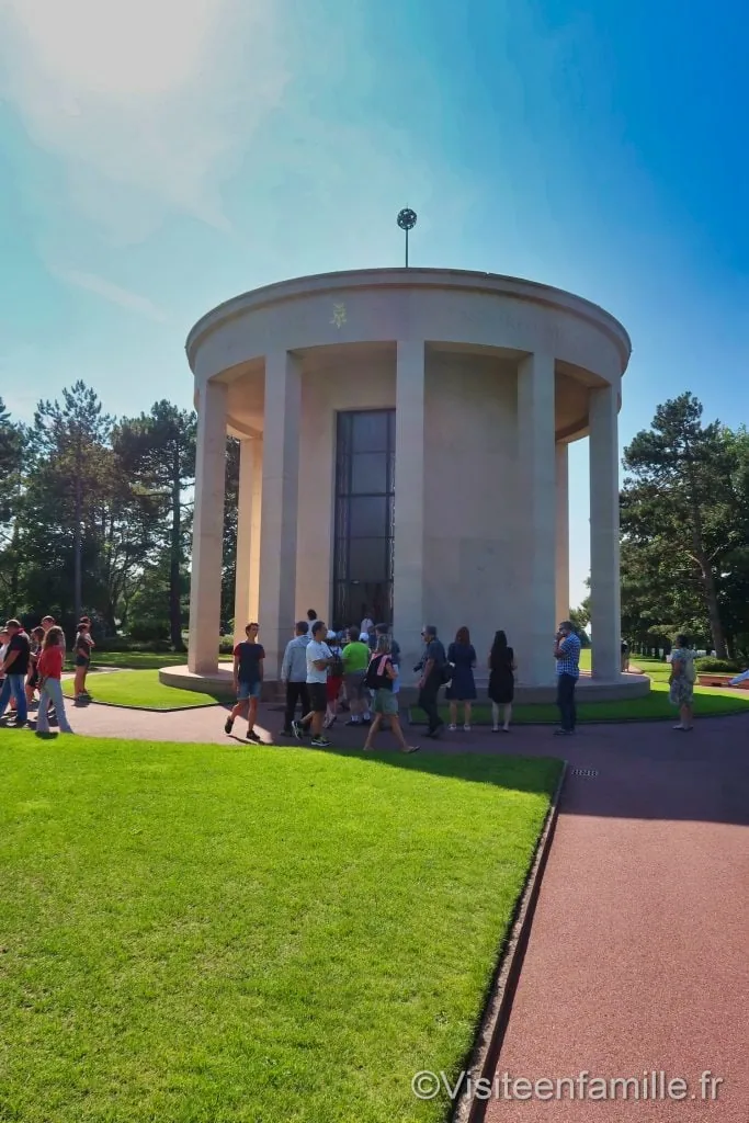 la chapelle du mémorial au centre du cimetière américain de Colleville sur mer