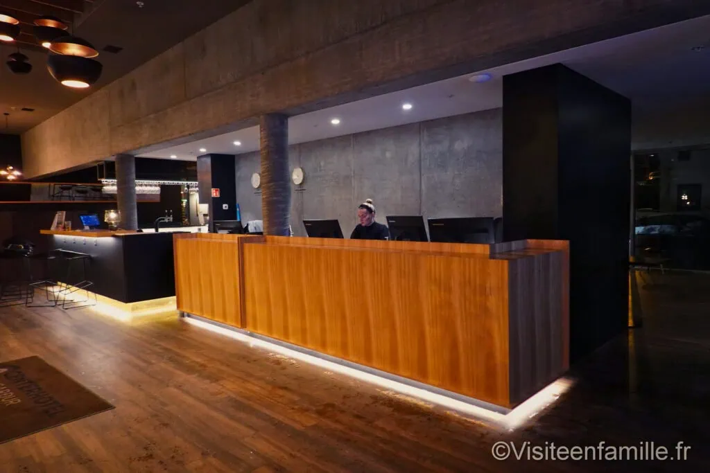 hall d entrée avec la récéption du  Centerhotel Midgardur à Reykjavik