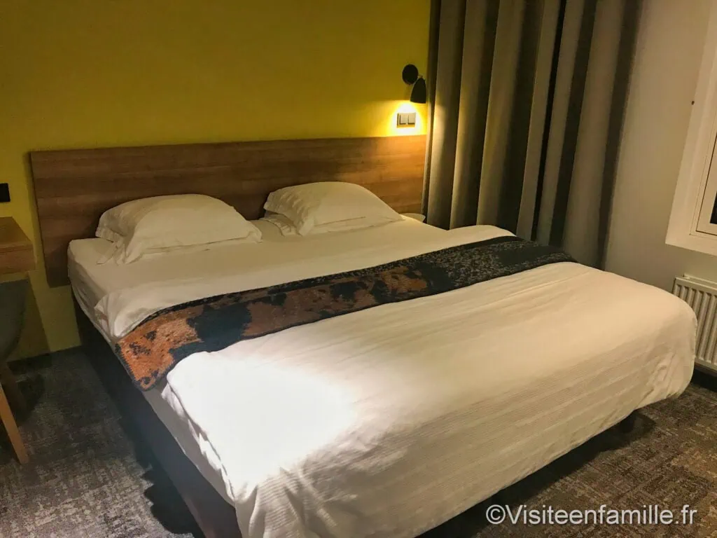 chambre et lit du Center Hotel Midgardur à Reykjavik