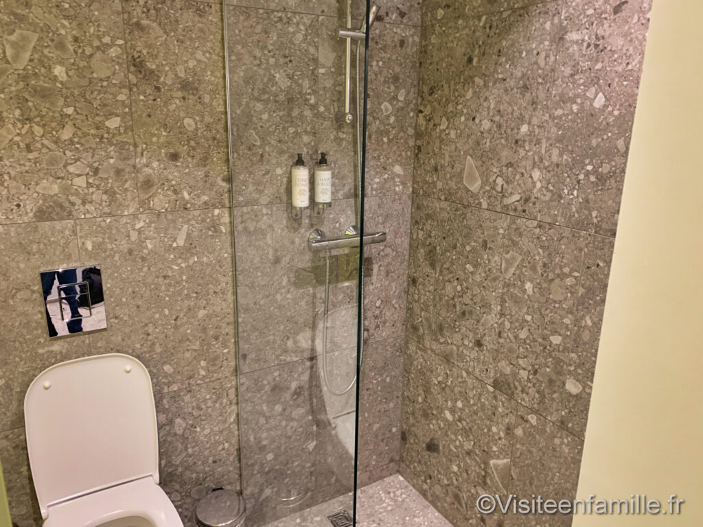 Douche et toilette au Center Hotel Midgardur à Reykjavik