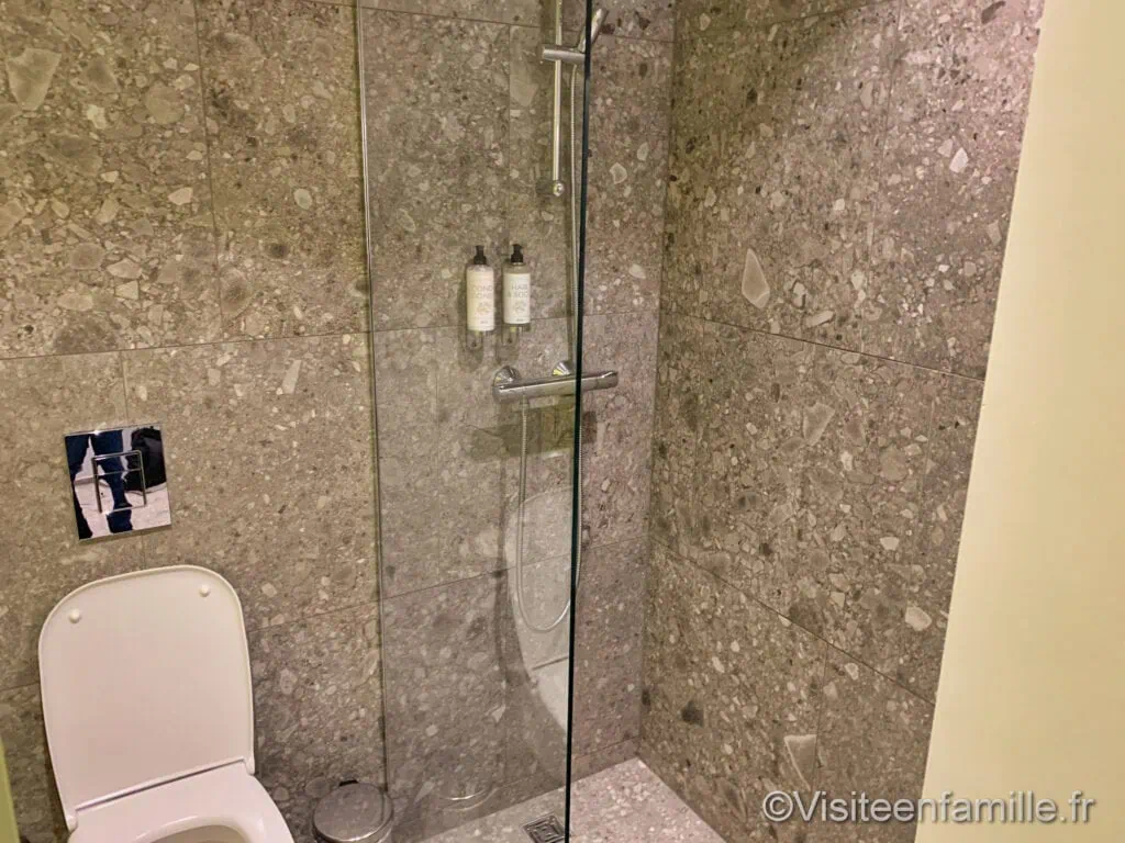 Douche et toilette au Center Hotel Midgardur à Reykjavik