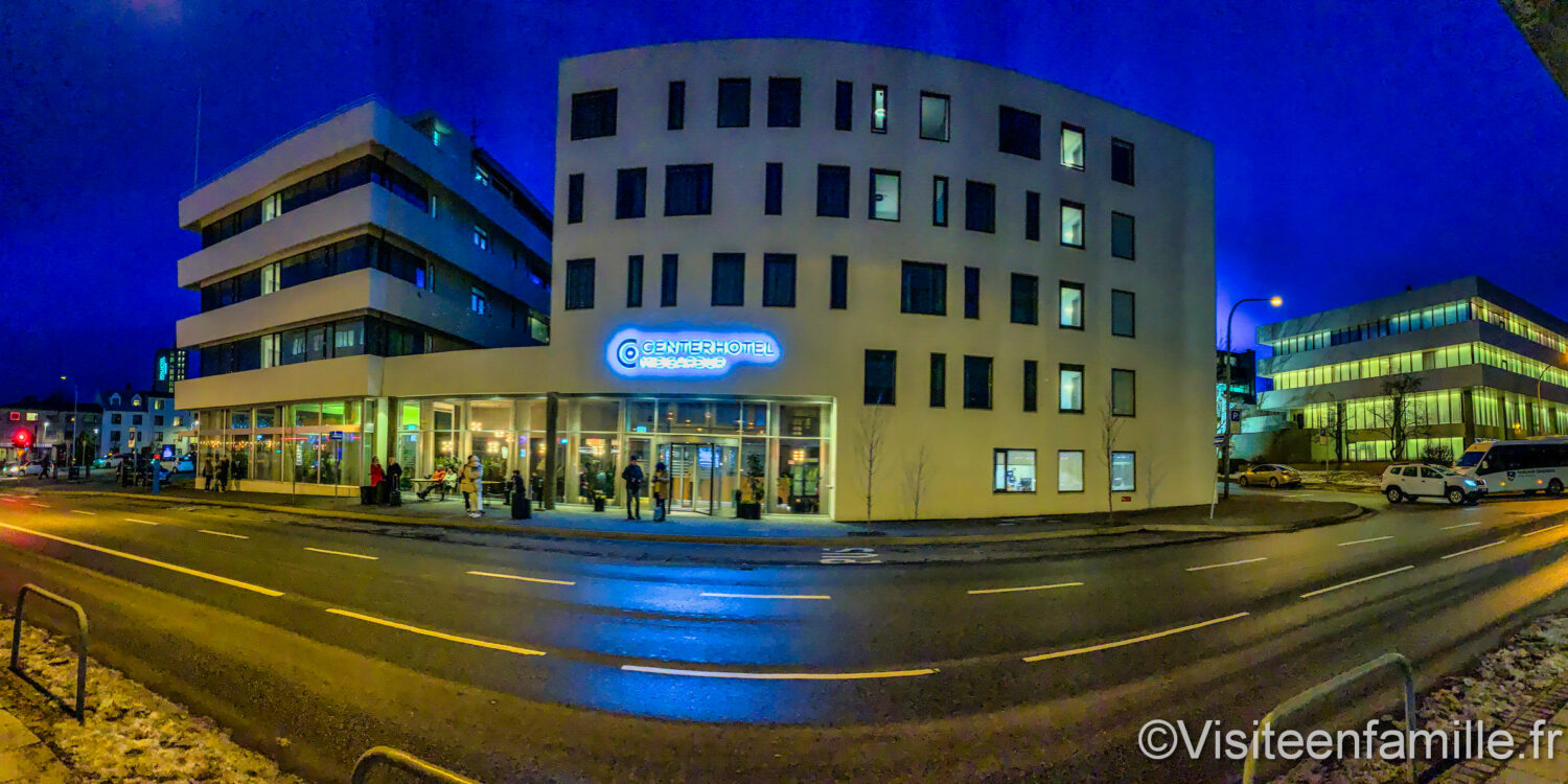 Center Hotel Midgardur à Reykjavik de nuit