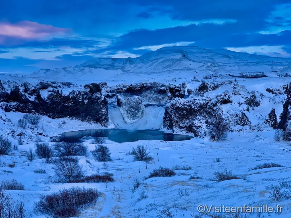 La double cascade Hjálparfoss en Islande