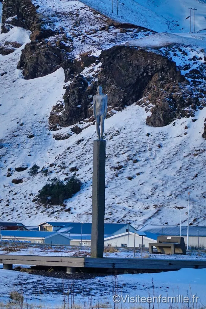 statue vík í mýrdal islande