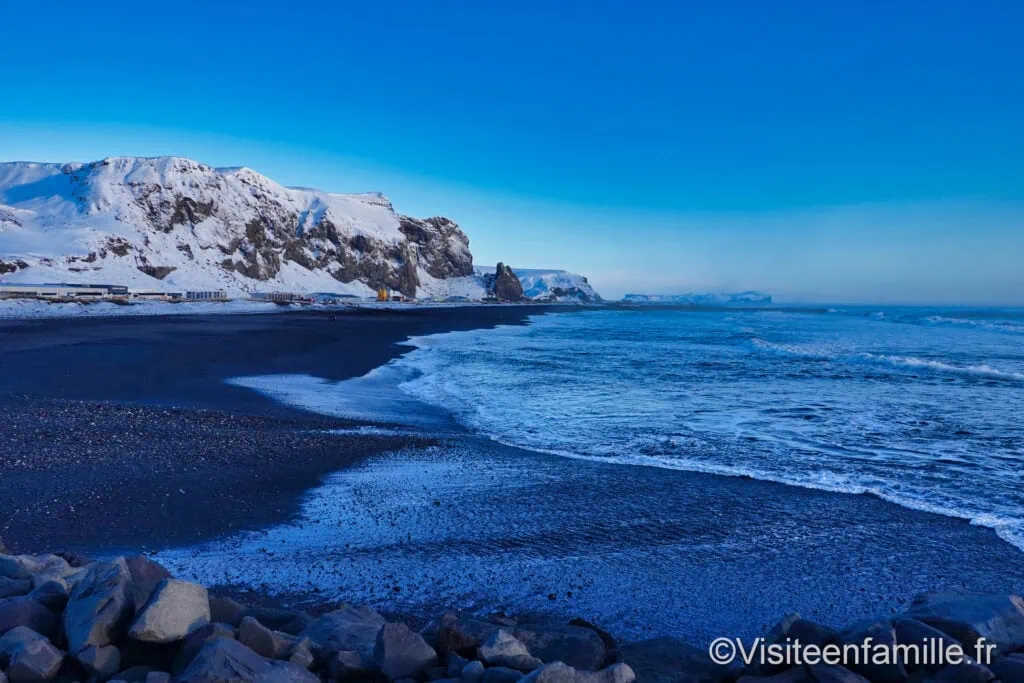 plage de sable noir vík í mýrdal islande