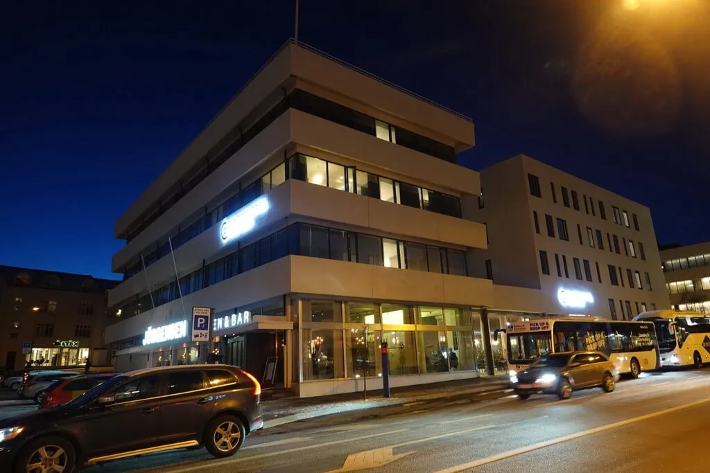 arrêt de bus 13 Rauðarárstígur devant Center Hotel Midgardur