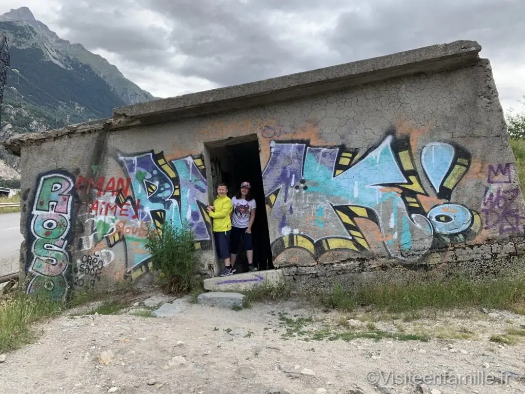 les enfants dans la maison penchée de Modane