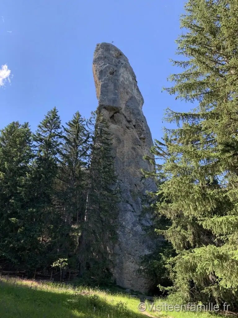 au pied du Monolithe de Sardières