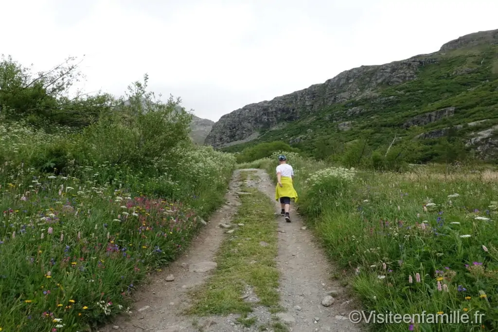 le chemin pour aller au village de l’Ecot