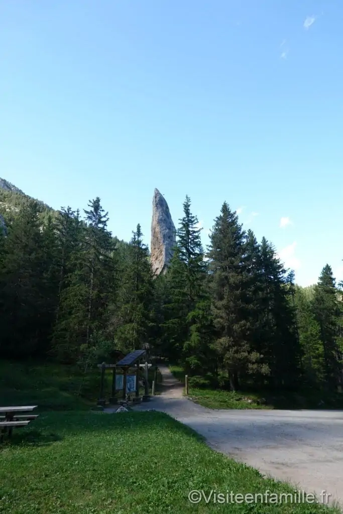 vue de loin du Monolithe de Sardières