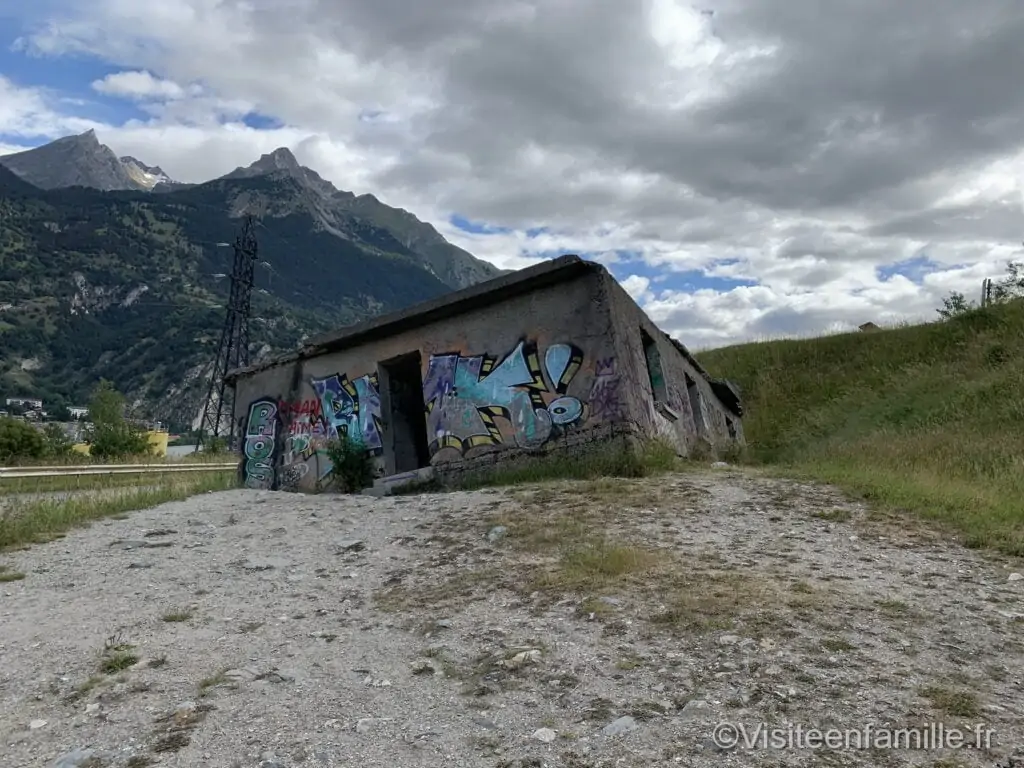 vue de loin de la maison penchée de Modane