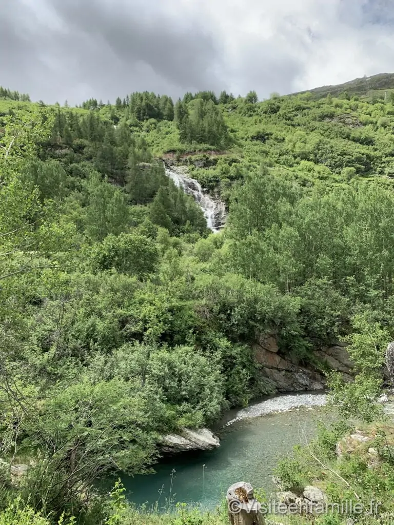 cascade et rivière village de l’Ecot