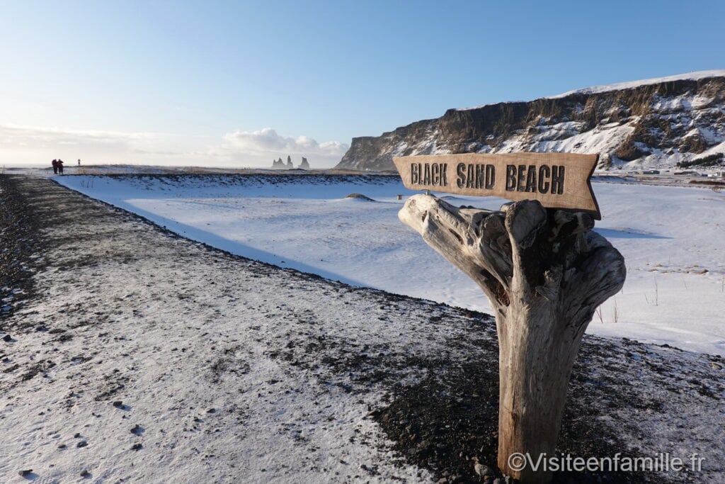 Plage de sable noir à Vik en Islande