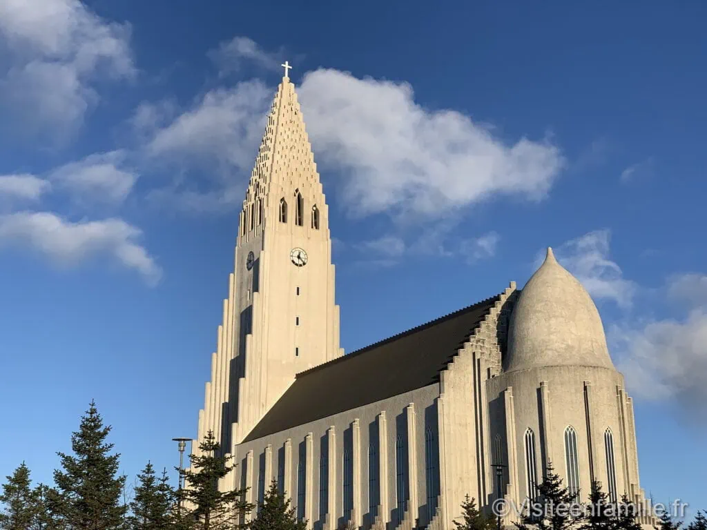 église Hallgrimskirkja vue de dos