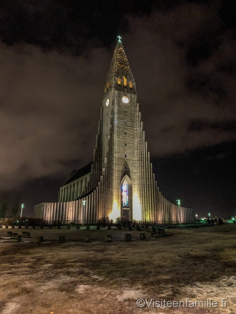Eglise Hallgrímskirkja de nuit