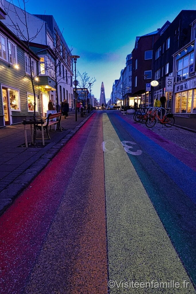 rue coloré Hallgrímskirkja 