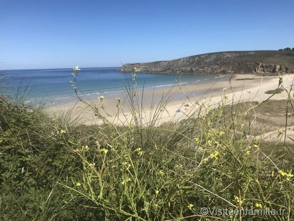 Vue sur la plage à la pointe du pointe du Raz