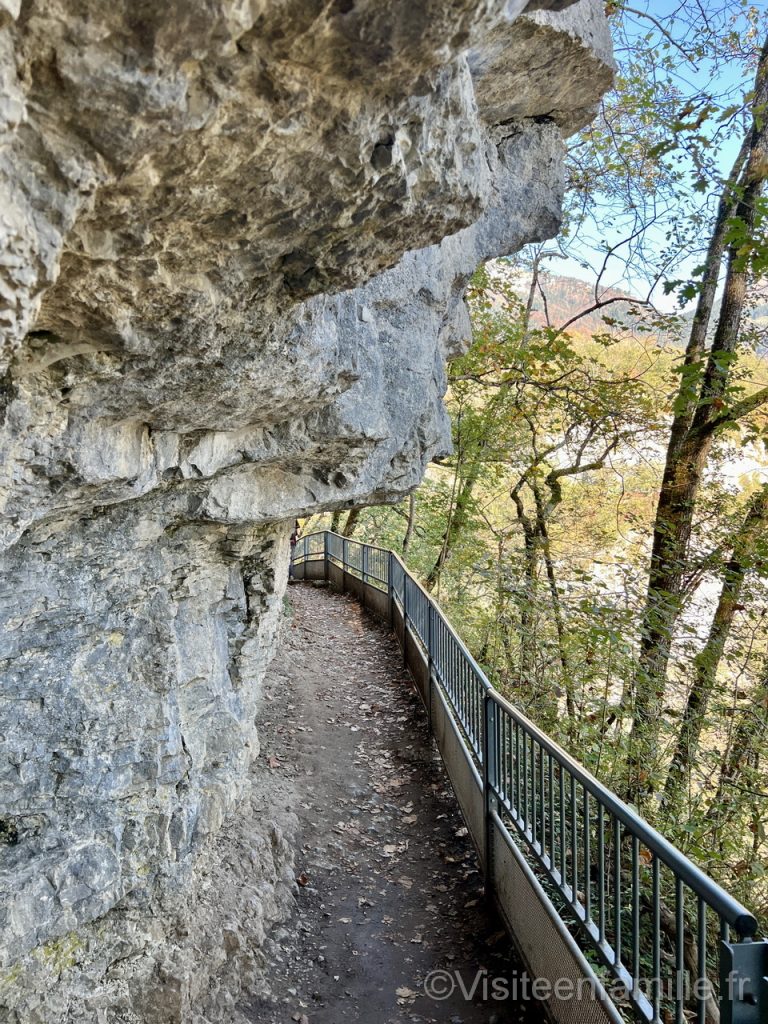 le chemin pour aller à la cascade d'angon